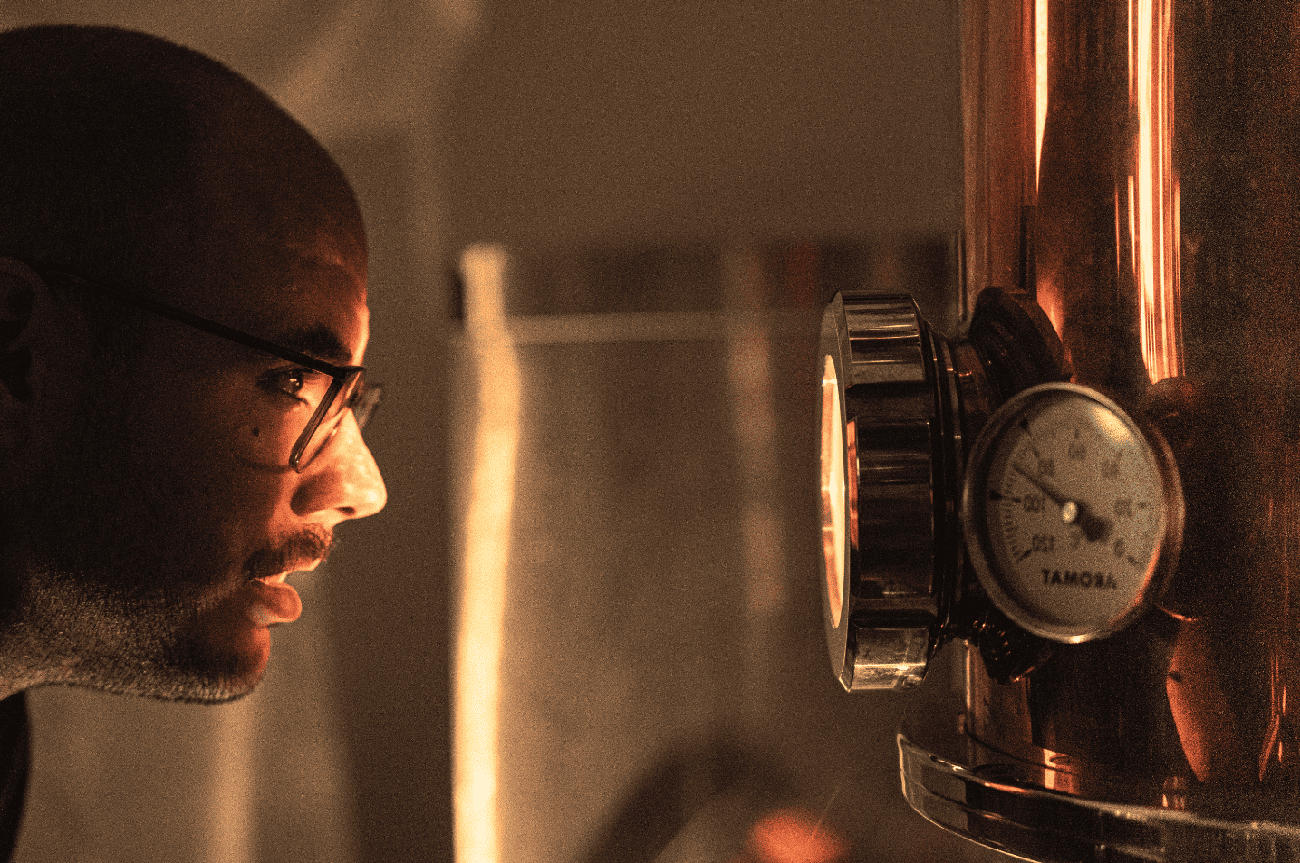 notre distillateur regarde son alambic