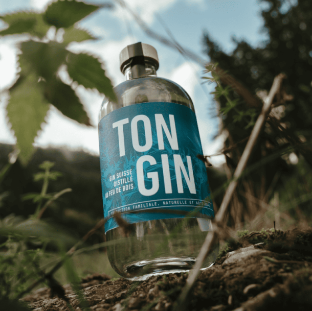 Une bouteille de gin sur mesure dans la nature suisse