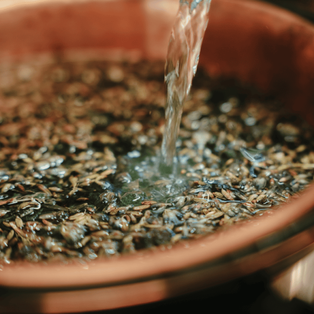 des ingrédients botaniques à choix dans la composition d'un gin sur-mesure